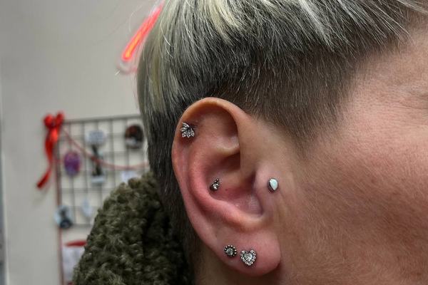 Piercing 2026: minimalistyczny helix, conch i lobe