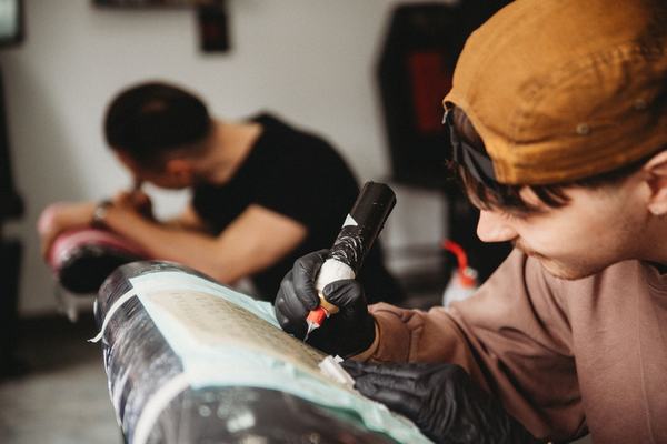 Kurs tatuażu: ćwiczenia na sztucznej skórze