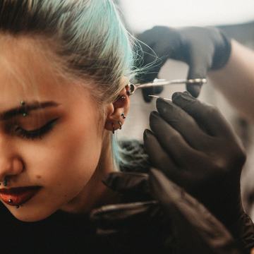Szkolenie piercingu: przekłuwanie ucha w studiu