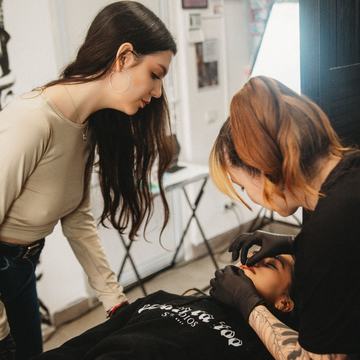Szkolenie piercingu: zabieg przekłucia wargi