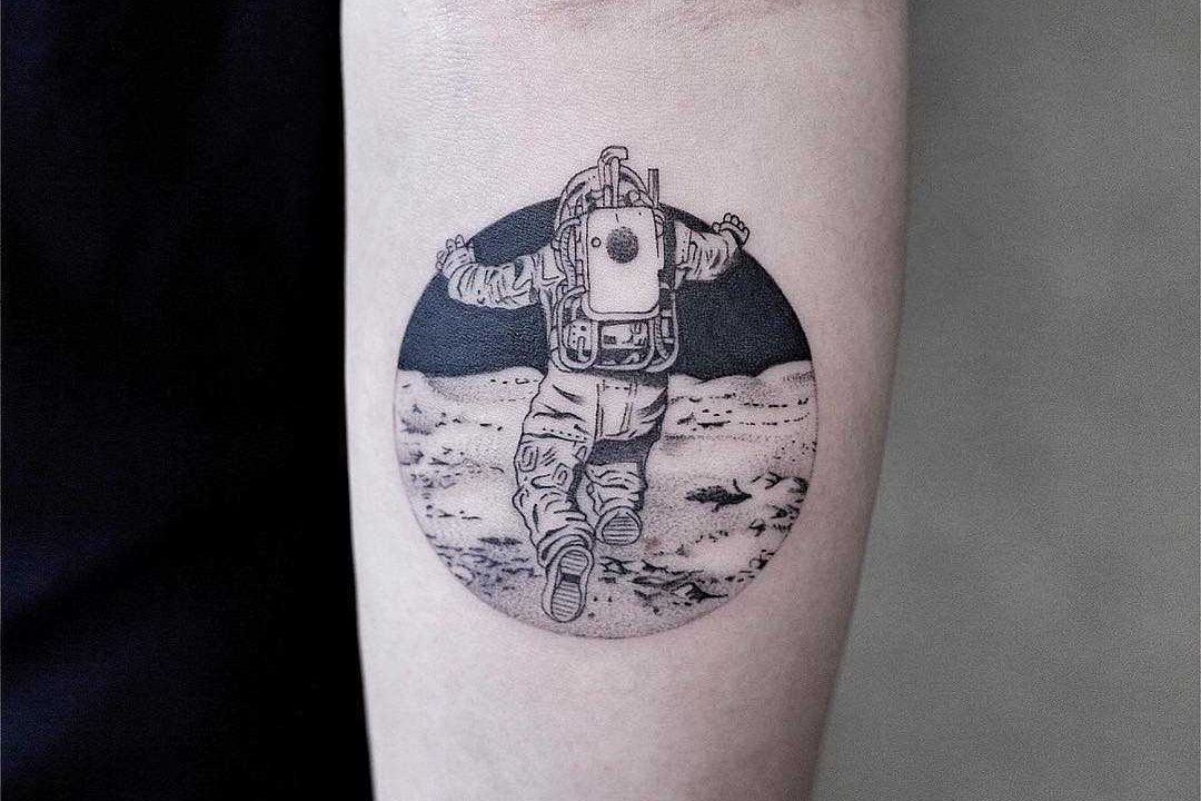 Astronaut-on-the-moon-tattoo-by-Aki-Wong
