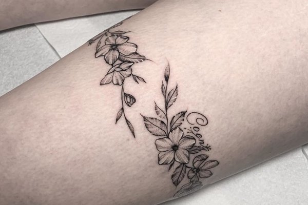 Beautiful-Floral-Garter-Tattoo-Designs-1024x1024