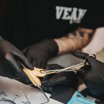 Szkolenie piercingu: ćwiczenia na modelu ucha