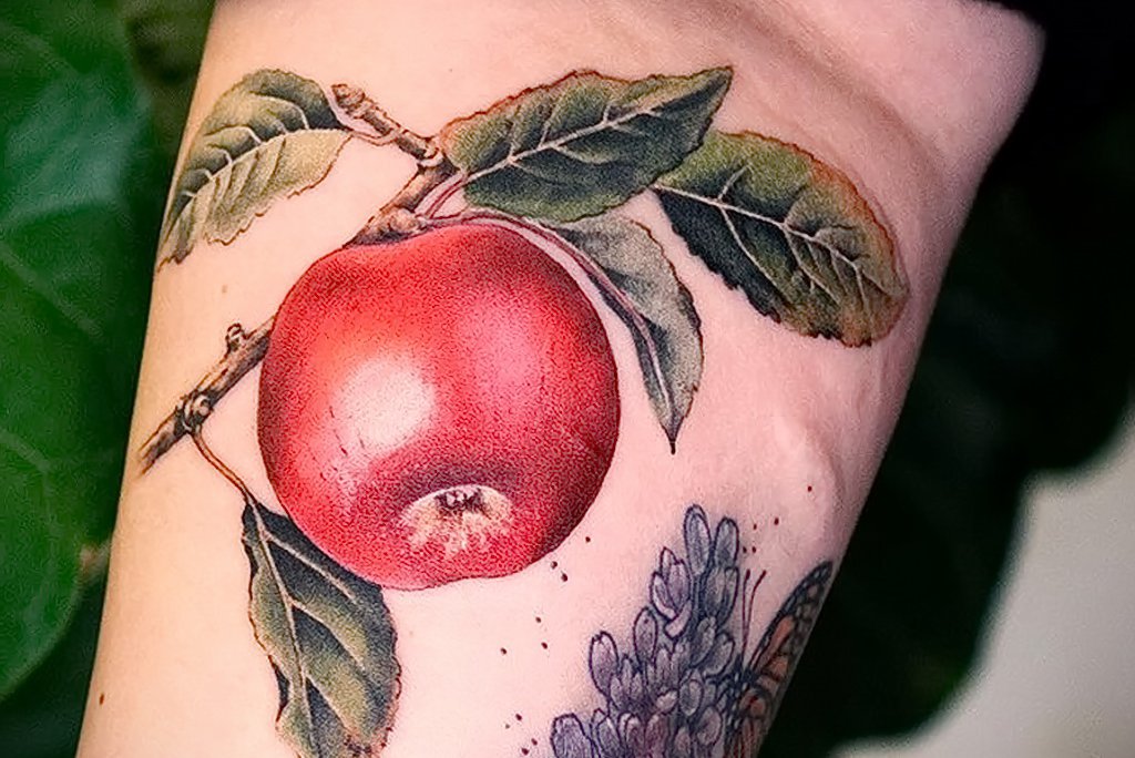 Фото-пример-рисунка-татуировки-с-яблоком-03.03.2021-№003-apple-tattoo-tatufoto.com-.jpg