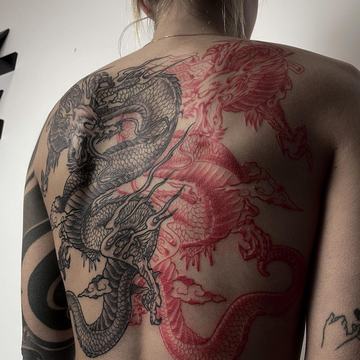 Kompozycja tatuaży: czarny i czerwony smok na plecach