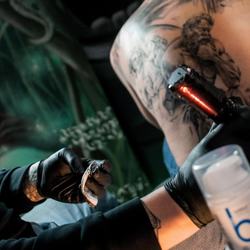 Jak goi się tatuaż: co jest normą, a co sygnałem problemu