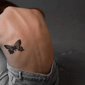 Świeży tatuaż motyla na plecach – początek gojenia