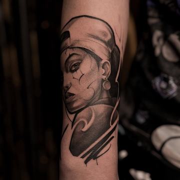 Świeży tatuaż na przedramieniu – początek gojenia