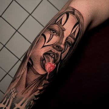 Świeży tatuaż na przedramieniu - początek gojenia