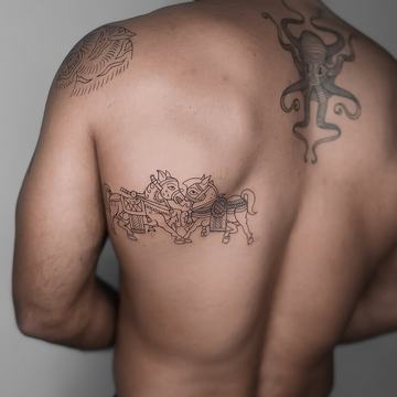 Świeży tatuaż na plecach – początek gojenia