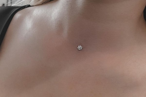 Piercing mikrodermal na mostku – VEAN TATTOO Legnica