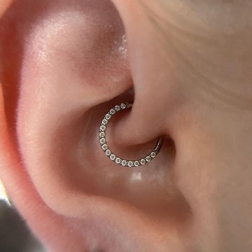 Piercing chrząstki ucha – VEAN TATTOO Legnica