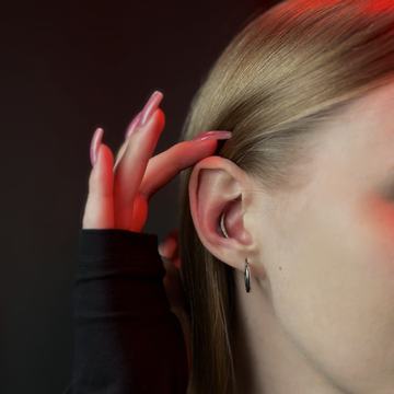 Minimalistyczny piercing ucha, zgodny z anatomią