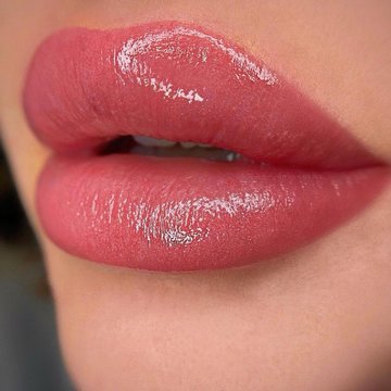 Makijaż permanentny ust – bladoróżowe, błyszczące usta