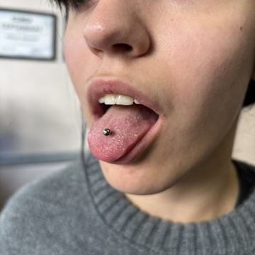 Piercing języka, minimalistyczny i anatomiczny