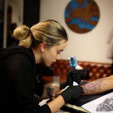 Wykonywanie tatuażu na przedramieniu w VEAN TATTOO