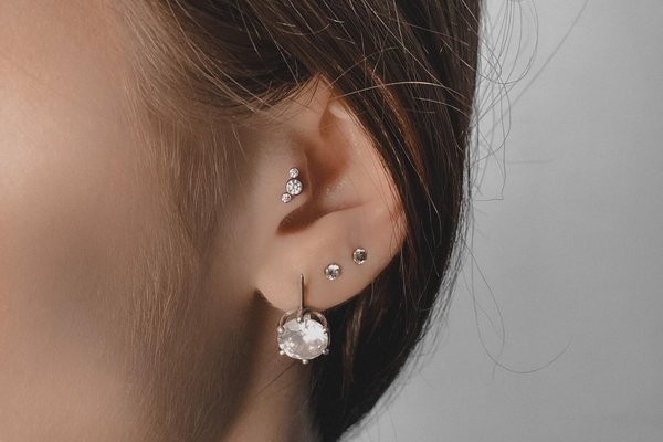 Zbliżenie na piercing ucha, VEAN TATTOO Legnica