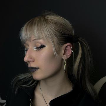 Profil z nostril piercingiem – sztyft w nosie