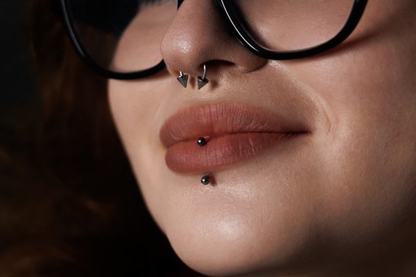 Zbliżenie: septum i labret dopasowane do anatomii