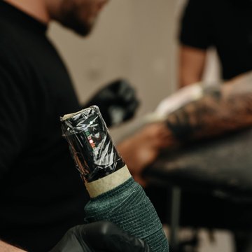 Wykonywanie tatuażu na przedramieniu w VEAN TATTOO