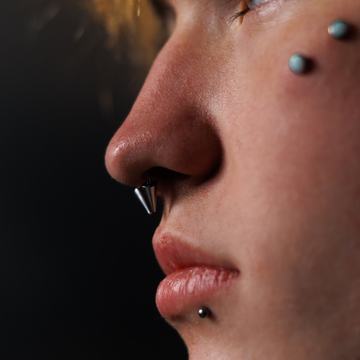 Minimalistyczny septum i labret — trendy 2026