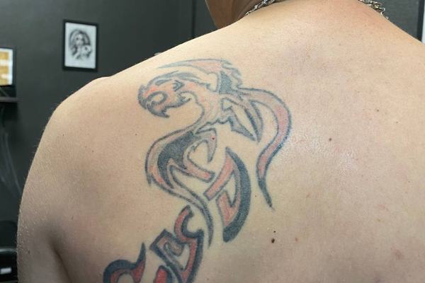 Tatuaż na plecach: rozmyte linie i wyblakłe kolory