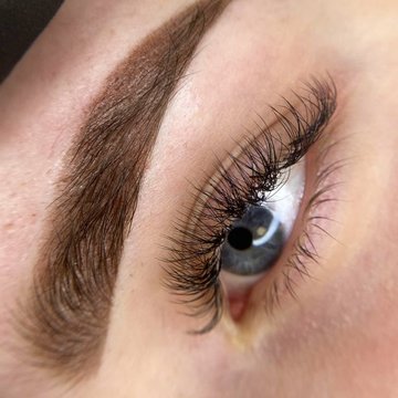 Makijaż permanentny: podkreślona linia rzęs i brwi