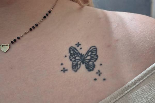 Zbyt mały, rozmyty tatuaż motyla przy obojczyku