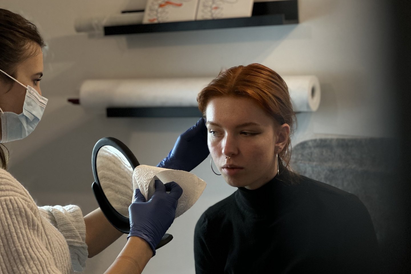 Piercer przygotowuje ucho do przekłucia w Kaliszu
