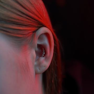 Minimalistyczny conch, trend 2026 zgodny z anatomią