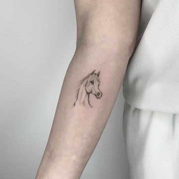 Minimalist-horse-tattoo-by-Conz-Thomas