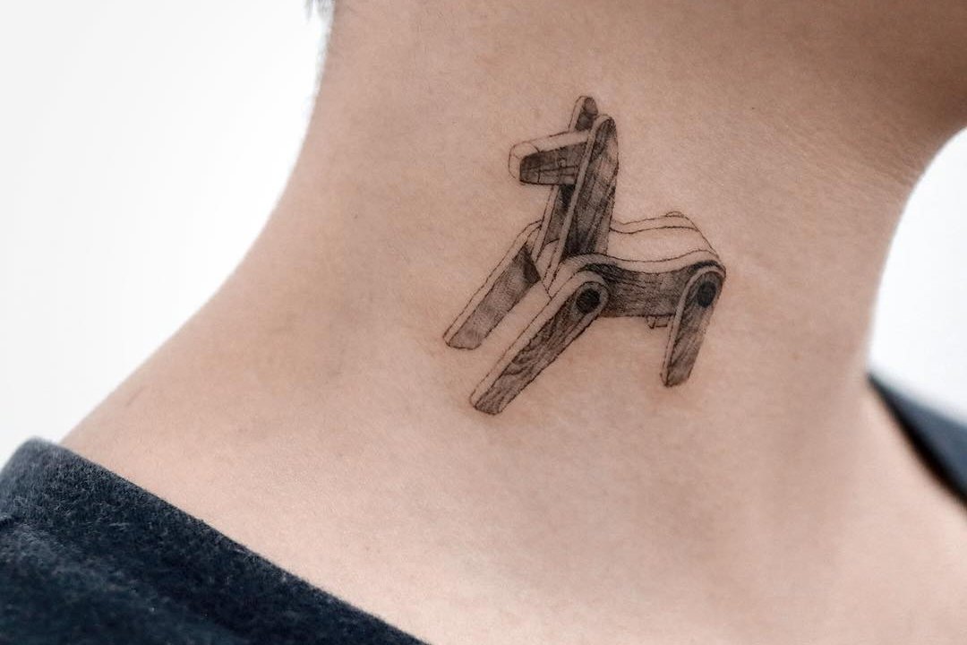 Wooden-toy-horse-by-@tattooist_sigak