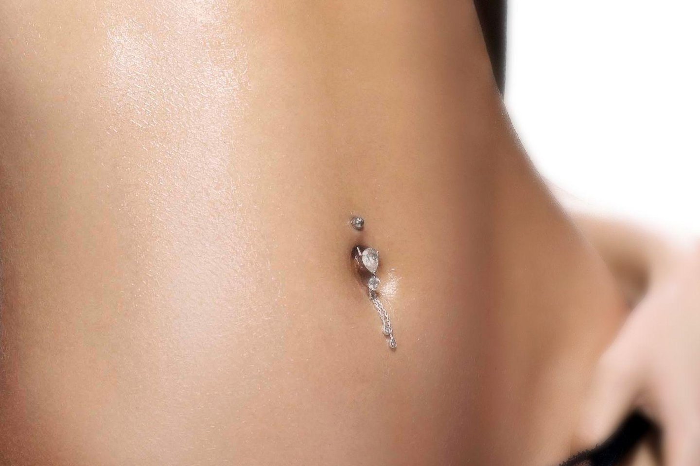 Kolczyk w pępku – VEAN TATTOO, profesjonalny piercing