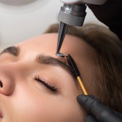 Laserowe usuwanie makijażu permanentnego