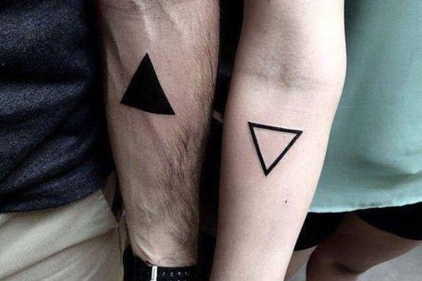 blackwork-triangle-tattoo-women-water