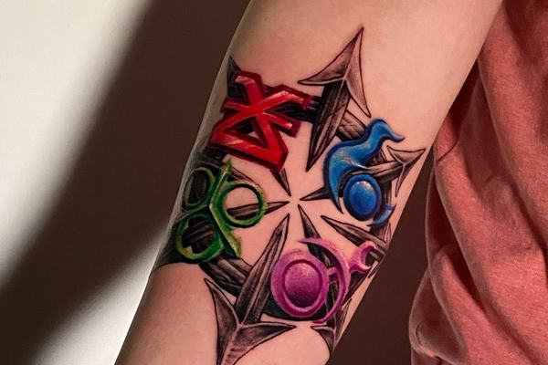 Tatuaż 3D na przedramieniu: kolorowe symbole