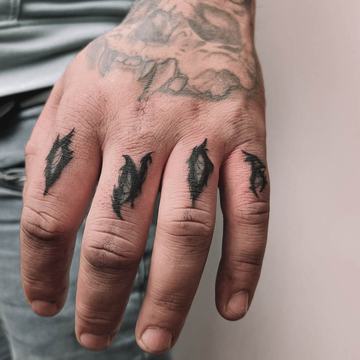 Mały tatuaż na palcach – przykład do korekty