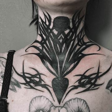 Czarny tatuaż na szyi – przykład korekty