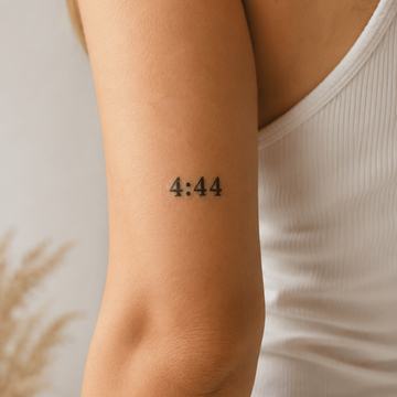 Tatuaż 4:44 na ramieniu