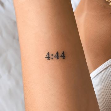 Delikatny wzór 4:44 na ramieniu
