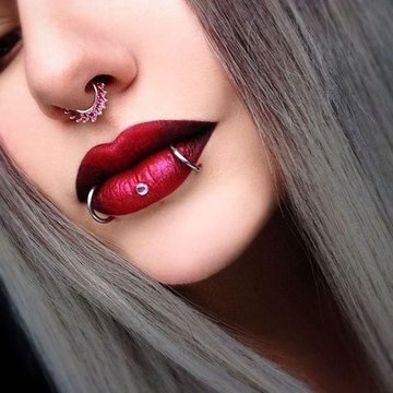 Snake bites: dwa pierścienie w dolnej wardze