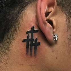 Tatuaże Męskie za Uchem