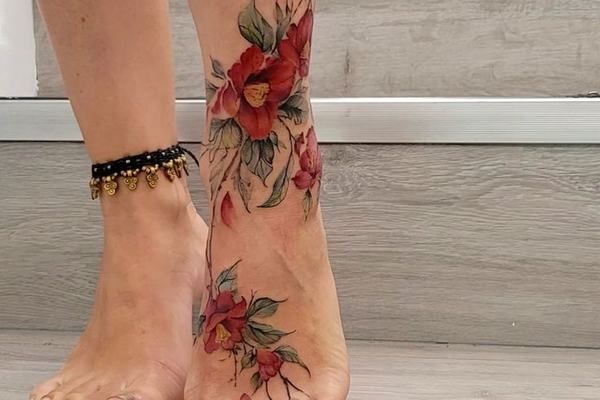 Kwiatowy tatuaż bransoletka na kostce i stopie