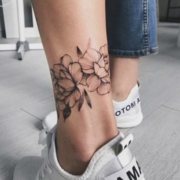 Delikatny tatuaż kwiatowy-bransoletka na kostce