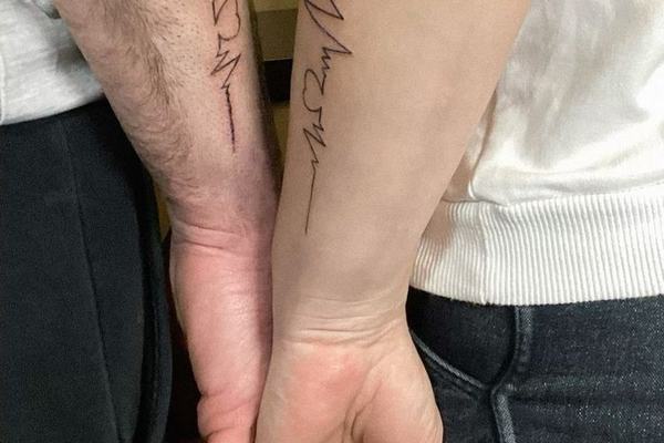 Dopasowane tatuaże dla par na przedramionach z linią pulsu i sercem