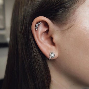 Kolczyki w helixie i na płatku — VEAN TATTOO Toruń