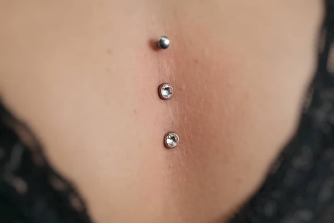 Piercing mikrodermal na dekolcie – VEAN TATTOO Toruń