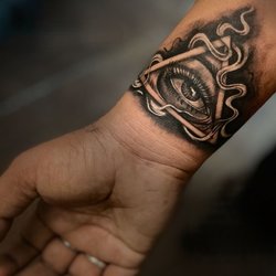 Tatuaże Męskie na Nadgarstku