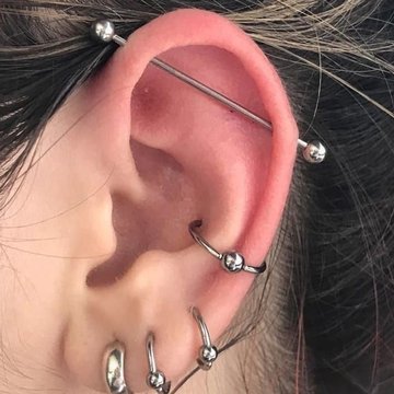 Srebrny piercing industrial w górnej części ucha
