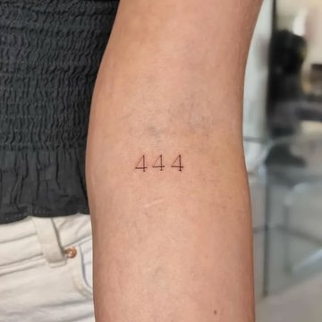 Mały tatuaż 444 na nodze w minimalistycznym stylu